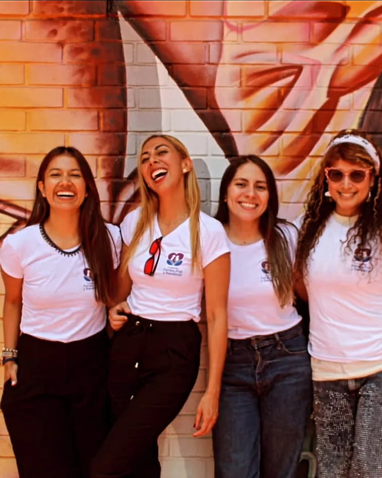 Equipo de la Fundación Familia, Paz y Bienestar reunido